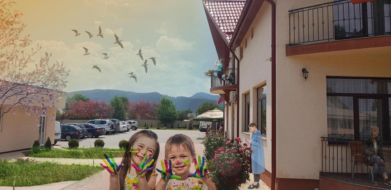 Candy Pensiune&Restaurant Dumbrava Rosie ภายนอก รูปภาพ